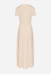 Born2be - Jasnobeżowa Sukienka z Marszczeniami Taliowana z Dodatkiem Wiskozy Arelona. Okazja: na co dzień. Typ kołnierza: dekolt w kształcie V. Kolor: beżowy. Materiał: wiskoza. Długość rękawa: krótki rękaw. Typ sukienki: proste. Styl: casual #3