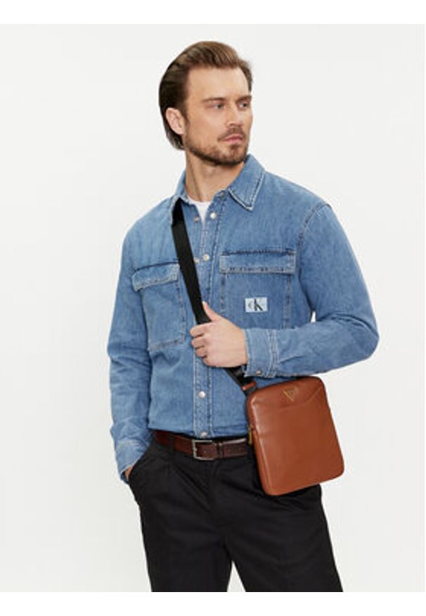Guess Saszetka HMMECA P4223 Brązowy. Kolor: brązowy. Materiał: skóra