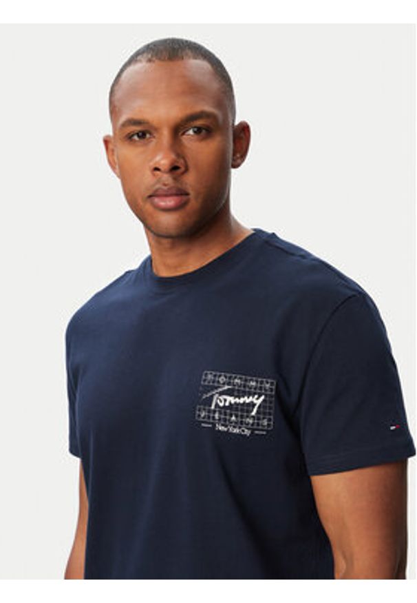 Tommy Jeans T-Shirt Sign DM0DM23177 Granatowy Regular Fit. Kolor: niebieski. Materiał: bawełna