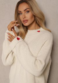 Renee - Beżowy Sweter z Wełną i Ozdobnym Sercem Tinnoriava. Okazja: na co dzień. Kolor: beżowy. Materiał: wełna. Długość rękawa: długi rękaw. Długość: długie. Styl: klasyczny, casual, elegancki