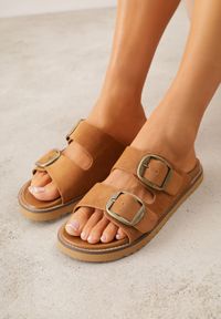 Renee - Jasnobrązowe Klapki VICES Ozdobione Dużymi Klamrami Jenniviane. Nosek buta: otwarty. Kolor: brązowy. Materiał: skóra, zamsz. Wzór: aplikacja. Sezon: lato. Obcas: na obcasie. Wysokość obcasa: niski #1