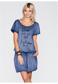 bonprix - Sukienka shirtowa z nadrukiem z przodu. Kolor: niebieski. Wzór: nadruk