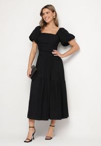 Born2be - Czarna Sukienka Rozkloszowana z Wiskozy z Kwadratowym Dekoltem i Drapowaniem Napessia. Okazja: na co dzień. Typ kołnierza: dekolt kwadratowy. Kolor: czarny. Materiał: wiskoza. Styl: casual, elegancki, klasyczny #1