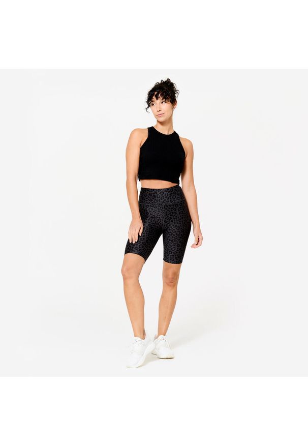 DOMYOS - Legginsy krótkie fitness damskie Domyos ciemnoszare w panterkę. Stan: podwyższony. Kolor: szary. Materiał: materiał, poliester, elastan. Długość: krótkie. Wzór: motyw zwierzęcy. Sport: fitness