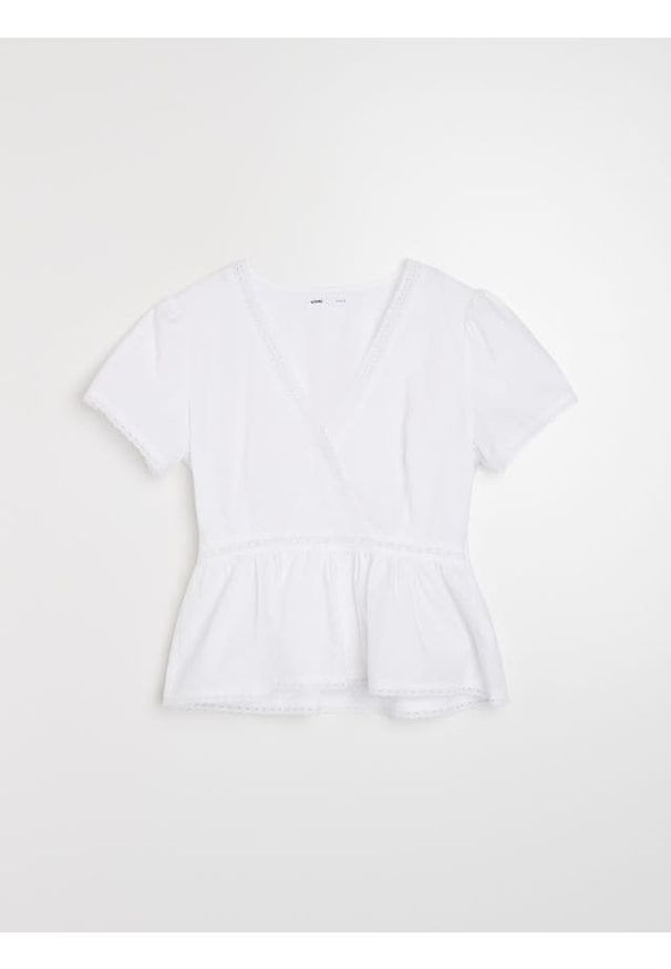 Sinsay - Koszulowa bluzka z bawełną i domieszką wiskozy - biały. Kolor: biały. Materiał: wiskoza, bawełna
