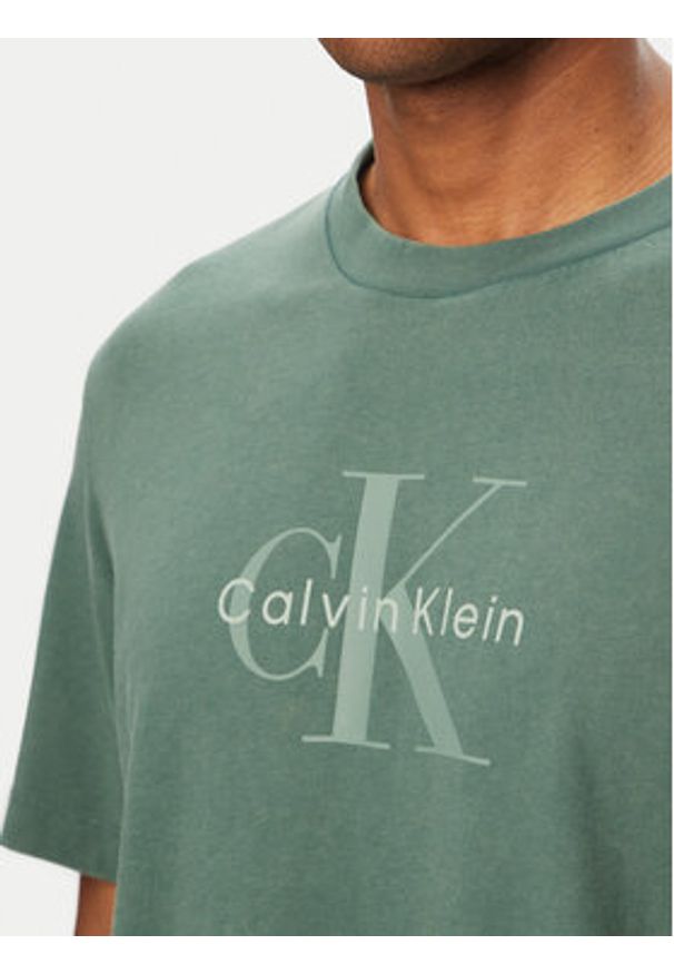 Calvin Klein Jeans T-Shirt SS 20S LV04RG832G Zielony Regular Fit. Kolor: zielony. Materiał: bawełna