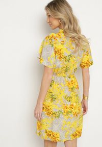Born2be - Żółta Sukienka w Kwiaty z Paskiem Cleza. Okazja: na co dzień. Typ kołnierza: dekolt w kształcie V. Kolor: żółty. Wzór: kwiaty. Sezon: wiosna, lato. Styl: casual, elegancki #6