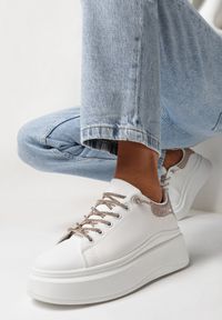 Born2be - Biało-Szampańskie Sneakersy z Brokatem i Biżuteryjnymi Sznurowadłami Nilirea. Kolor: biały. Wzór: gładki #1