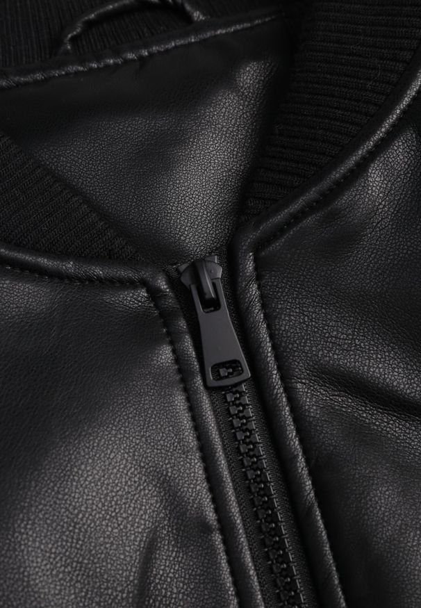 Born2be - Czarna Przejściowa Kurtka Bomberka z Imitacji Skóry Izanelia. Okazja: na co dzień. Kolor: czarny. Materiał: skóra. Wzór: kwiaty. Styl: casual