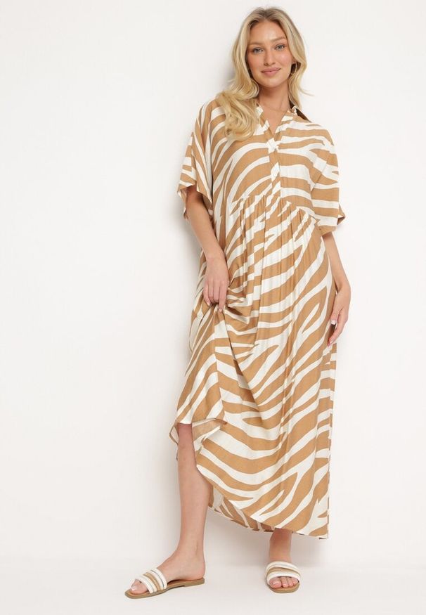 Born2be - Beżowa Rozkloszowana Sukienka Zapinana na Guziki z Rękawami Typu Nietoperz Rodmala. Okazja: na co dzień. Kolor: beżowy. Materiał: materiał. Wzór: paski, aplikacja, motyw zwierzęcy. Sezon: lato. Styl: casual