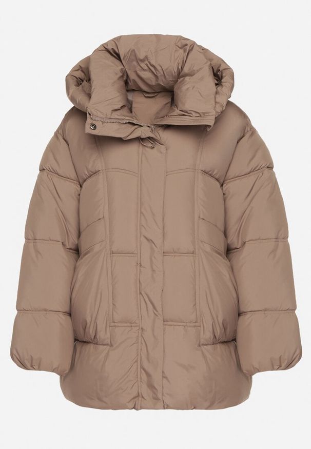 Born2be - Ciemnobeżowa Pikowana Kurtka o Kroju Oversize z Kapturem Galandia. Okazja: na spacer, na co dzień. Typ kołnierza: kaptur. Kolor: beżowy. Materiał: poliester, jeans. Styl: elegancki, casual