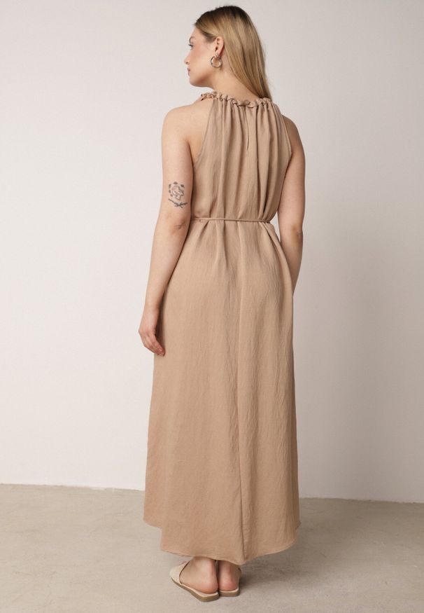 Born2be - Beżowa Wiskozowa Sukienka Bez Rękawów z Warkoczowym Splotem przy Dekolcie Shirineli. Okazja: na co dzień. Kolekcja: plus size. Kolor: beżowy. Materiał: wiskoza. Długość rękawa: bez rękawów. Wzór: ze splotem. Typ sukienki: proste, dla puszystych. Styl: boho, elegancki, klasyczny, casual