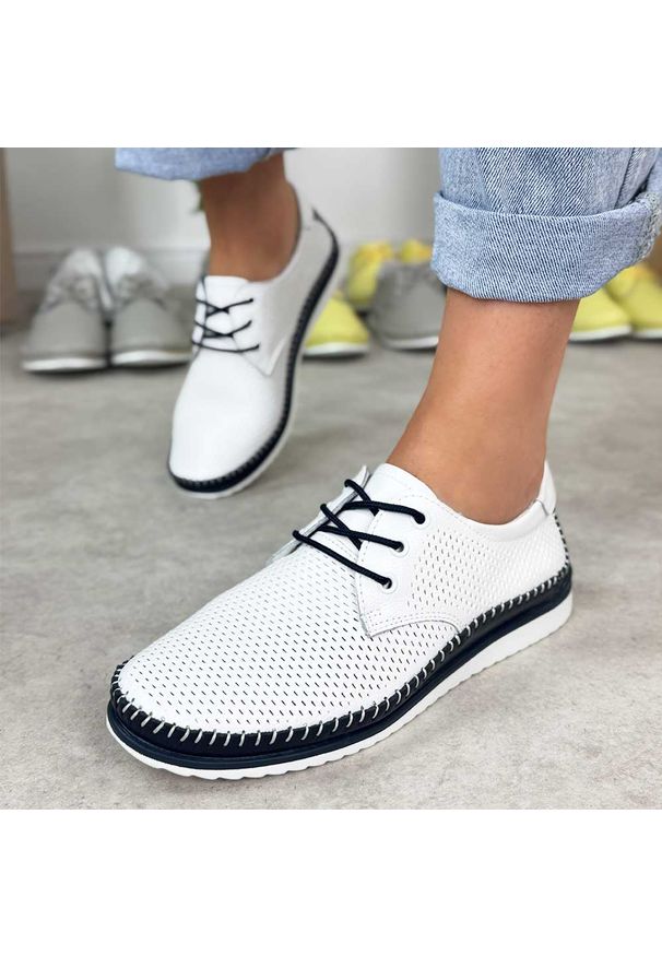 Białe wt/nv skórzane ażurowe półbuty damskie T.Sokolski W26-01. Okazja: na co dzień. Nosek buta: okrągły. Kolor: biały. Materiał: skóra. Szerokość cholewki: normalna. Wzór: ażurowy. Sezon: wiosna, lato. Styl: casual, elegancki