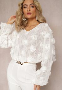Renee - Biała Ażurowa Bluzka w Perły i Ozdobne Kwiaty Panaly. Kolor: biały. Materiał: tkanina. Długość: długie. Wzór: ażurowy, kwiaty #4