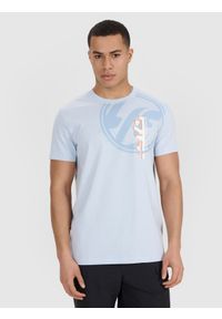 4f - 4F T-shirt regular z nadrukiem męski - niebieski XXL. Okazja: na co dzień. Kolor: niebieski. Materiał: bawełna, jersey, materiał. Długość rękawa: krótki rękaw. Długość: krótkie. Wzór: nadruk. Styl: sportowy, casual, klasyczny