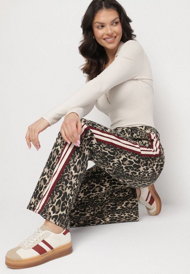 Born2be - Beżowo-Brązowe Jeansy z Bawełny o Szerokim Kroju Ozdobione Lampasami Eliniae. Okazja: na co dzień. Kolor: brązowy. Wzór: aplikacja. Styl: elegancki, casual