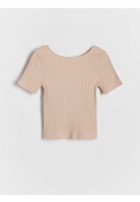 Reserved - Prążkowany t-shirt - beżowy. Kolor: beżowy. Materiał: prążkowany. Długość: krótkie #1