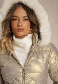 Renee - Beżowa Pikowana Kurtka z Metalicznym Połyskiem i Odpinanym Kapturem z Futerkiem Ravithae. Okazja: do pracy, na co dzień. Kolor: beżowy. Materiał: futro. Styl: casual, elegancki #4