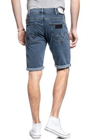 Wrangler - WRANGLER SPODNIE MĘSKIE COLTON SHORTS SLING SHOT W15VJP251. Okazja: na randkę, na co dzień. Materiał: poliester, jeans, skóra, bawełna, denim, elastan. Długość: krótkie. Wzór: aplikacja. Sezon: lato, zima. Styl: klasyczny, casual #7