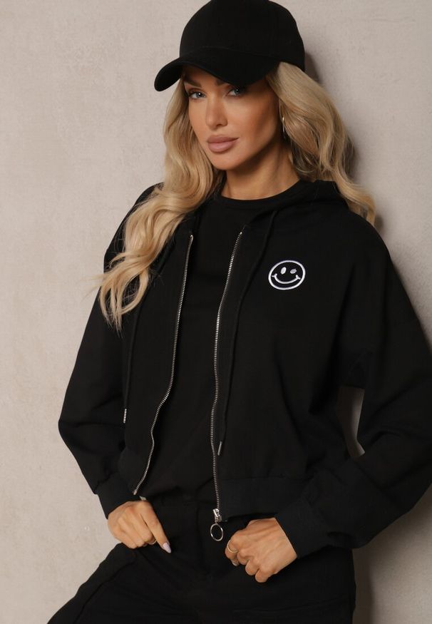 Renee - Czarna Bluza Rozpinana z Wyszytą Emotką i Kapturem Cornoria. Kolor: czarny. Materiał: dzianina