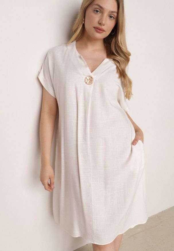 Born2be - Biała Pudełkowa Sukienka z Lnem i Wiskozą Zdobiona Metalicznym Guzikiem Phisoth. Okazja: na co dzień, na spotkanie biznesowe, do pracy. Kolekcja: plus size. Kolor: biały. Materiał: len, wiskoza. Wzór: aplikacja. Sezon: lato. Typ sukienki: proste, dla puszystych. Styl: biznesowy, casual, elegancki