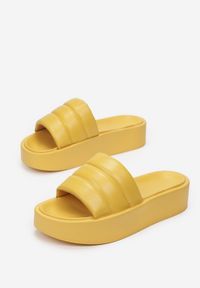 Renee - Żółte Klapki Iphisvienne. Nosek buta: okrągły. Kolor: żółty. Materiał: jeans. Wzór: gładki, aplikacja. Obcas: na platformie #4