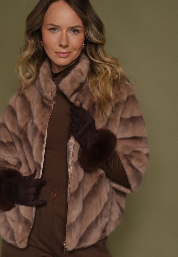 Born2be - Ciemnobeżowa Kurtka Futerko o Trapezowym Kroju z Rękawem 3/4 Tadeira. Okazja: na imprezę, na co dzień. Typ kołnierza: golf. Kolor: beżowy. Materiał: futro. Wzór: aplikacja. Styl: casual, elegancki