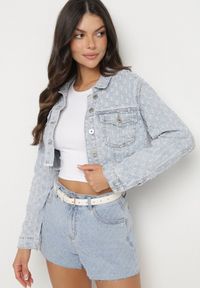 Born2be - Jasnoniebieska Kurtka Jeansowa o Krótkim Kroju Zdobiona Przetarciami Zaritia. Okazja: na co dzień. Kolor: niebieski. Materiał: jeans. Długość rękawa: długi rękaw. Długość: krótkie. Wzór: aplikacja. Styl: elegancki, casual, klasyczny #1