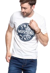 Mustang - MUSTANG T SHIRT Printed Tee CLOUD DANCER 1007070 2020. Kolor: biały. Wzór: nadruk #3