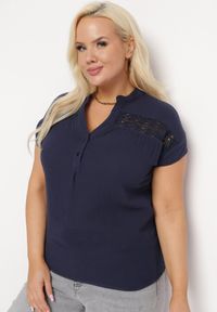 Born2be - Granatowa Bawełniana Bluzka z Guzikami i Ozdobną Siateczką Doriale. Okazja: na co dzień. Kolor: niebieski. Materiał: bawełna. Styl: klasyczny, casual #6