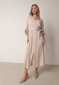 Born2be - Jasnobeżowa Bawełniana Sukienka Koszulowa w Stylu Safari z Wiązanym Paskiem Atusea. Okazja: na co dzień. Typ kołnierza: typu klepsydra. Kolor: beżowy. Materiał: bawełna. Typ sukienki: koszulowe. Styl: casual, elegancki #1