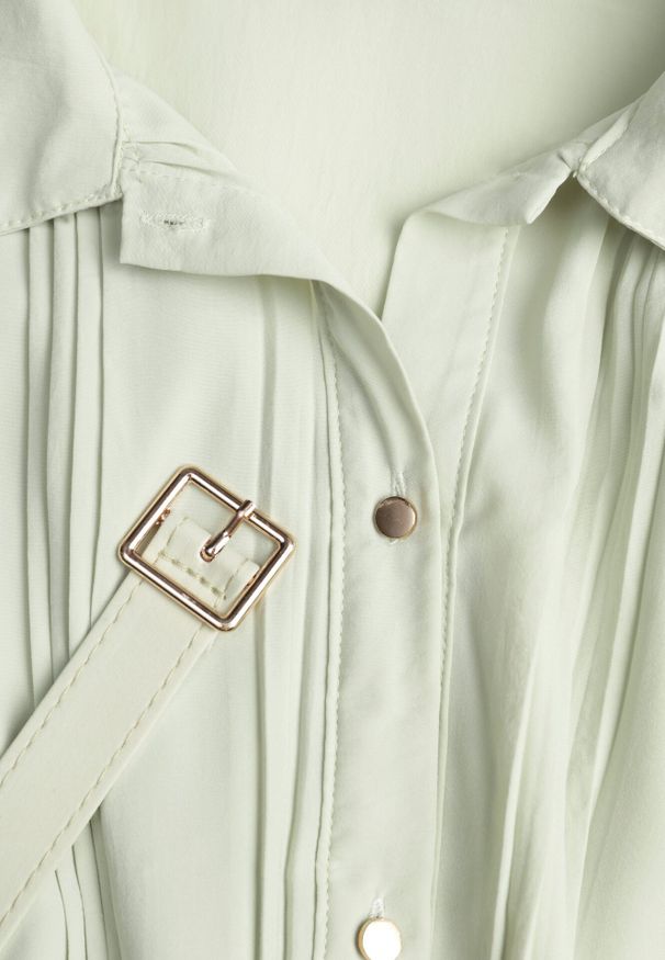 Born2be - Zielona Sukienka Plisowana o Koszulowym Kroju z Paskiem z Klamrą Efronta. Okazja: na co dzień. Typ kołnierza: kołnierzyk klasyczny. Kolor: zielony. Materiał: jeans. Długość rękawa: długi rękaw. Wzór: aplikacja. Typ sukienki: koszulowe. Styl: casual, elegancki, klasyczny