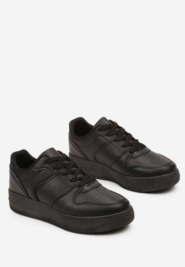 Renee - Czarne Sznurowane Sneakersy z Ekoskóry na Grubej Podeszwie z Drobną Perforacją Loeda. Okazja: na co dzień. Kolor: czarny