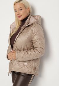 Born2be - Beżowa Pikowana Kurtka z Odpinanym Kapturem Falenea. Okazja: na co dzień. Kolor: beżowy. Materiał: jeans. Styl: casual #7