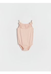 Reserved - Body z ażurowym zdobiniem - kremowy. Kolor: kremowy. Materiał: bawełna, dzianina. Wzór: ażurowy