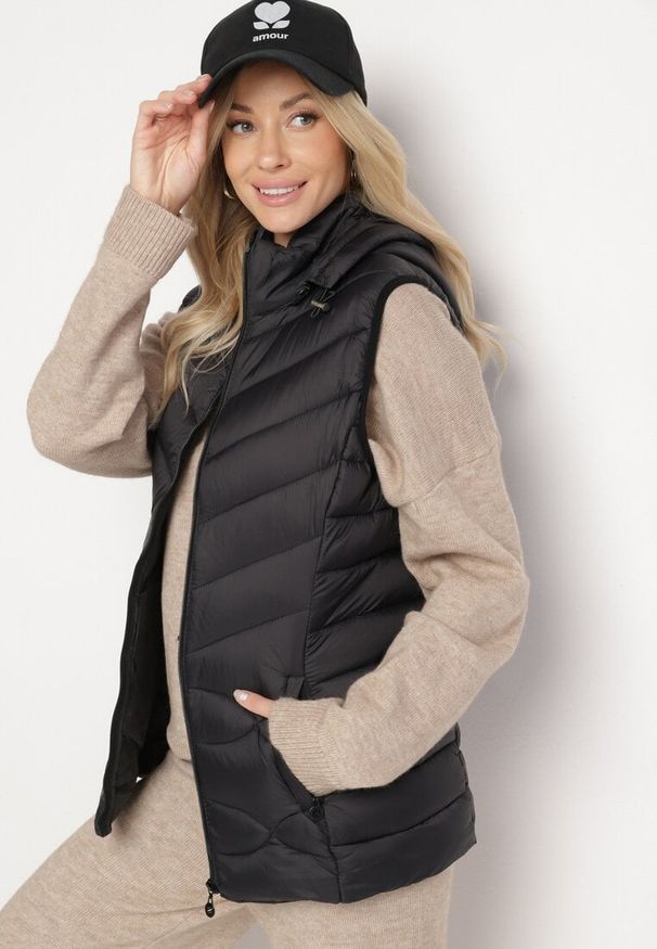 Born2be - Czarna Pikowana Kamizelka z Odpinanym Kapturem i Kieszeniami na Suwak Patinia. Okazja: na spacer. Kolor: czarny. Materiał: jeans. Sezon: jesień