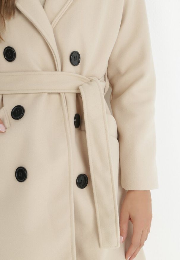 Born2be - Jasnobeżowy Płaszcz Dwurzędowy Wiązany Vepha. Kolor: beżowy. Materiał: tkanina. Długość: długie. Sezon: wiosna, jesień. Styl: sportowy, klasyczny