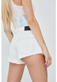 Superdry szorty jeansowe damskie kolor biały gładkie high waist. Stan: podwyższony. Kolor: biały. Materiał: jeans. Wzór: gładki #2
