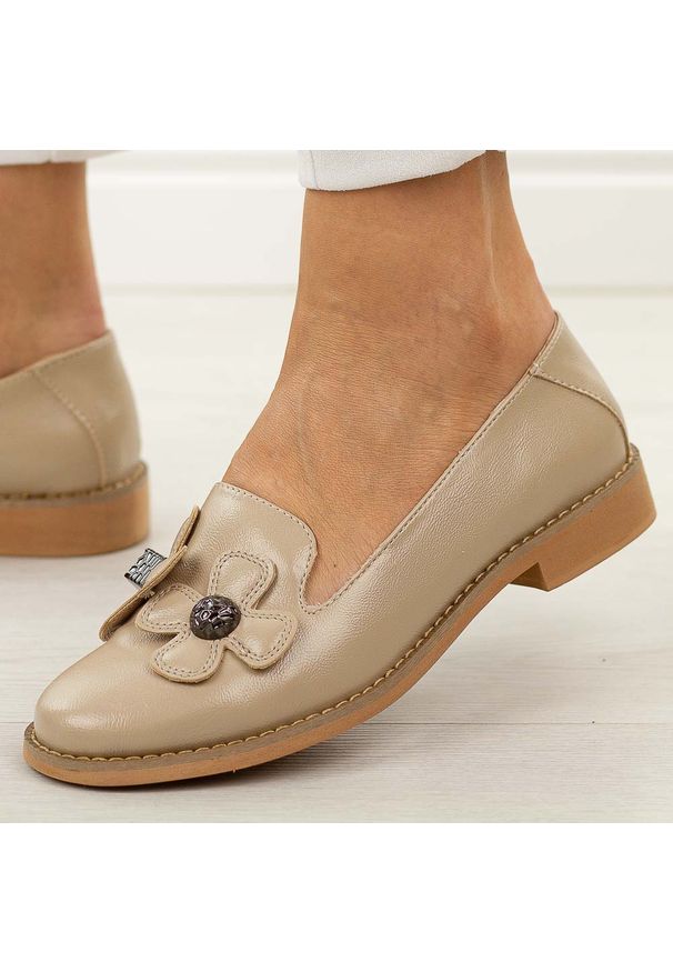 Beżowe półbuty damskie Jezzi 25128-3. Okazja: na co dzień. Nosek buta: okrągły. Kolor: beżowy. Szerokość cholewki: normalna. Wzór: kwiaty. Materiał: skóra. Sezon: wiosna, jesień, lato. Obcas: na obcasie. Styl: casual, elegancki, klasyczny. Wysokość obcasa: niski