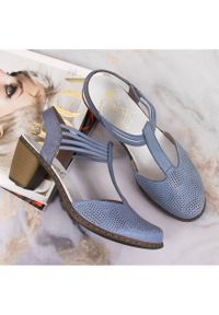Sandały skórzane damskie na gumki Rieker 40988-12 niebieskie. Kolor: niebieski. Materiał: skóra