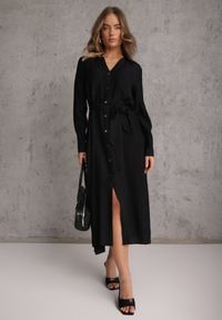 Renee - Czarna Sukienka z Wiskozą o Koszulowym Kroju z Wiązanym Paskiem Rissanni. Kolor: czarny. Materiał: wiskoza. Typ sukienki: koszulowe. Styl: elegancki, klasyczny #4