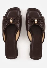 Renee - Brązowe Klapki na Płaskiej Podeszwie Zdobione Metaliczną Aplikacją Winnessa. Okazja: na co dzień. Kolor: brązowy. Materiał: jeans. Wzór: aplikacja. Obcas: na płaskiej podeszwie. Styl: casual #8