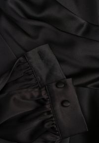 Renee - Czarna Bawełniana Sukienka VICES z Satyny z Kopertowym Dekoltem Cunelia. Okazja: na co dzień. Typ kołnierza: dekolt kopertowy. Kolor: czarny. Materiał: satyna, bawełna. Długość rękawa: długi rękaw. Typ sukienki: kopertowe. Styl: casual, elegancki #6