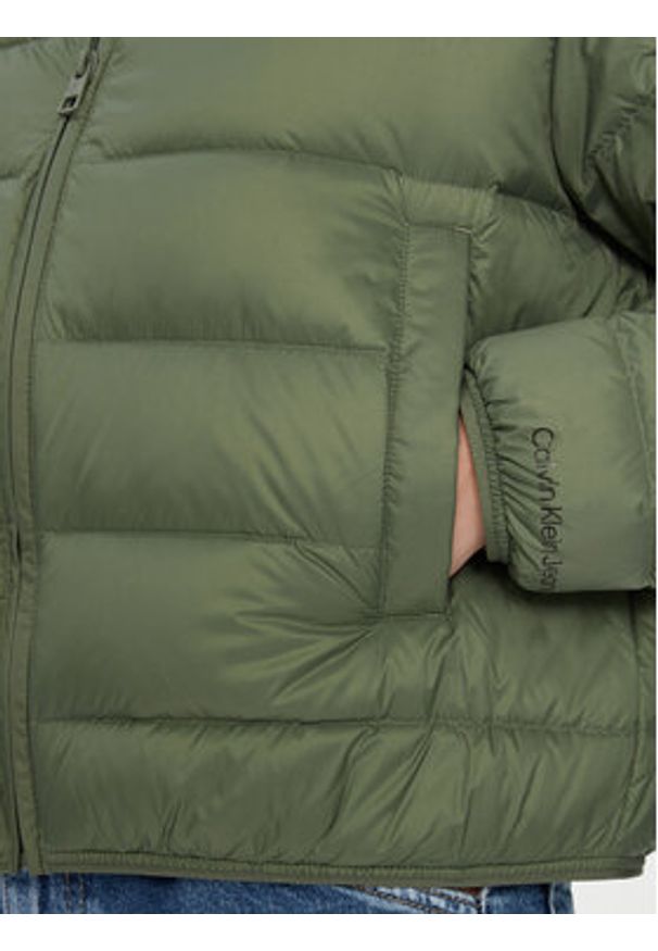 Calvin Klein Jeans Kurtka puchowa J20J222585 Zielony Regular Fit. Kolor: zielony. Materiał: syntetyk
