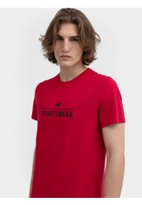 4f - T-shirt regular z nadrukiem męski. Kolor: czerwony. Materiał: bawełna. Wzór: nadruk