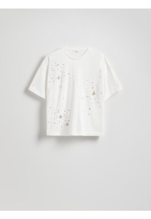 Reserved - T-shirt z biżuteryjnymi aplikacjami - złamana biel. Materiał: dzianina, bawełna. Wzór: aplikacja