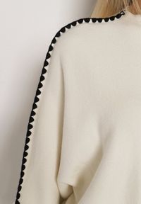 Born2be - Jasnobeżowy Sweter z Kontrastową Lamówką Tuselle. Okazja: na spotkanie biznesowe, do pracy. Kolor: beżowy. Materiał: jeans. Styl: biznesowy #5