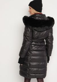 Born2be - Czarna Pikowana Kurtka o Długim Kroju z Odpinanym Kapturem z Futerkiem i Paskiem oleti. Okazja: na spacer, na co dzień. Kolor: czarny. Materiał: futro. Długość: długie. Sezon: zima. Styl: klasyczny, casual, elegancki #5