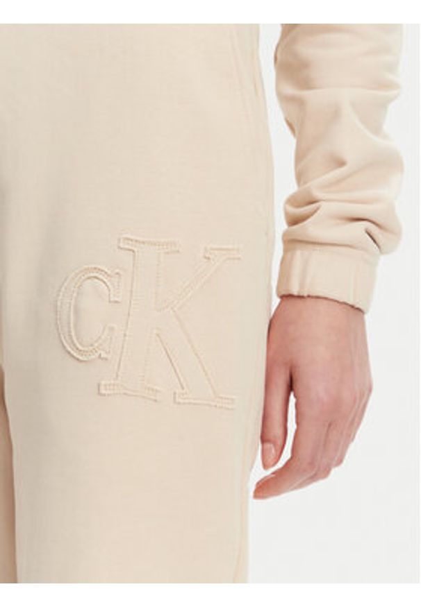 Calvin Klein Jeans Spodnie dresowe J20J225355 Beżowy Regular Fit. Kolor: beżowy. Materiał: bawełna