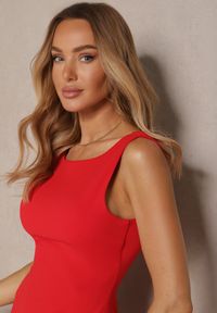 Renee - Czerwony Kombinezon o Taliowanym Kroju z Falbaną Semiruna. Okazja: na co dzień. Kolor: czerwony. Styl: klasyczny, casual, elegancki